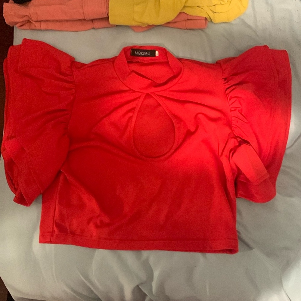 Selling a crop top, An extra large and the brand is “Mokoru”